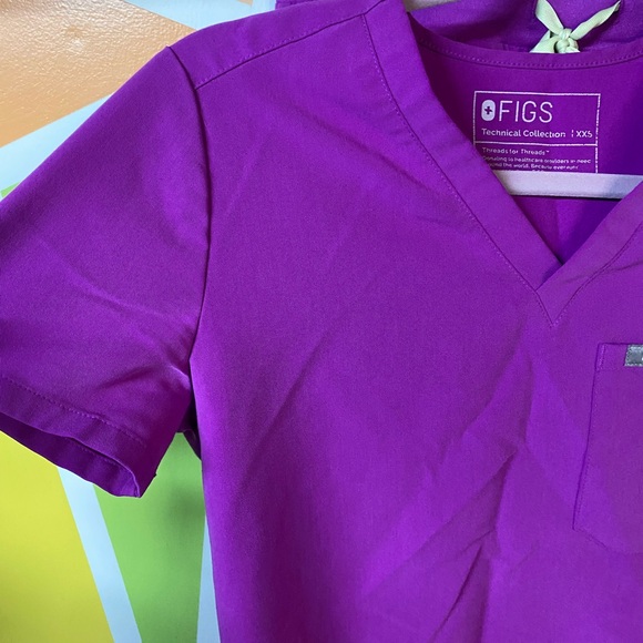 FIGS Technical Collection Scrub Set Beautiful vibrant fuchsia top xxs, bottom xs - Picture 3 of 6